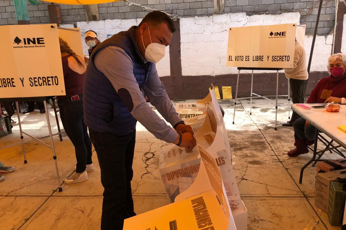 Alberto Palestina Moreno ejerce su derecho electoral