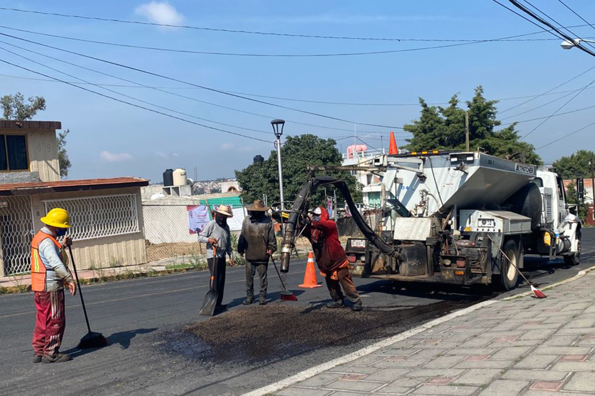 Continúa bacheo en comunidades y delegaciones de la capital