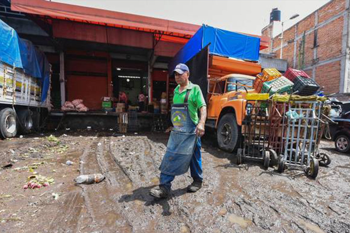 Lluvia llegó a metro y medio, se llevó todo en central de abasto Querétaro