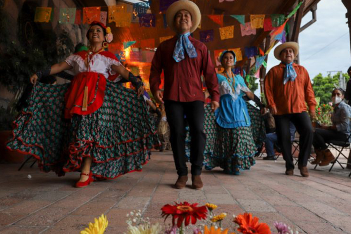 Pasarela de Trajes e Indumentarias de regiones dancísticas de México