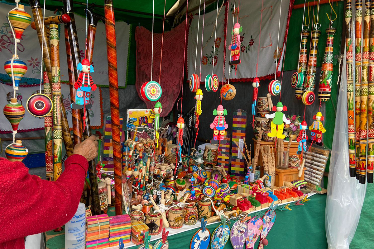 Continúan reubicados artesanos en Plaza Juárez temporalmente