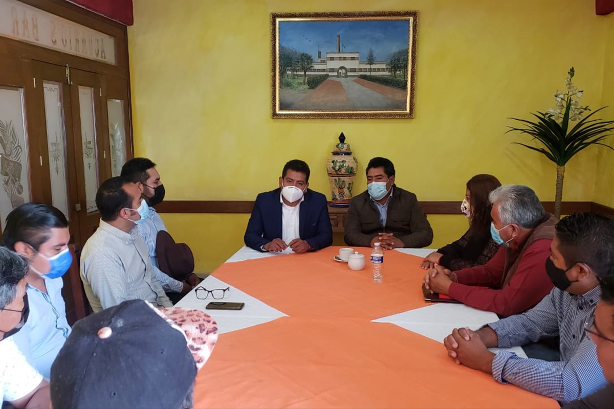 Hildeberto Pérez Álvarez y el diputado federal electo se reúnen con presidentes de comunidad electos en Zacatelco