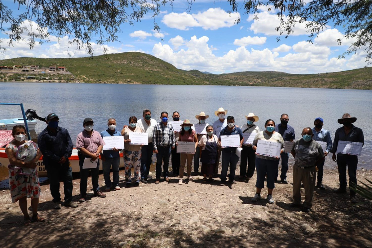 SEDEA entrega de apoyos para acuicultores y pescadores de Querétaro
