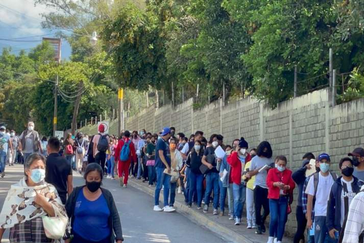 Con desorden y aglomeraciones pero en calma transcurre vacunación en Oaxaca