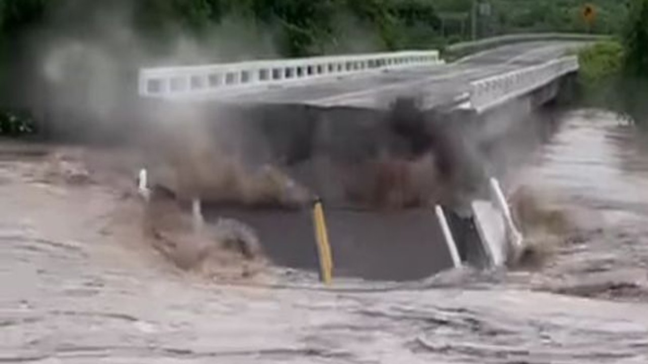 Se derrumba puente en Sinaloa por las lluvias que deja “Nora” a su paso