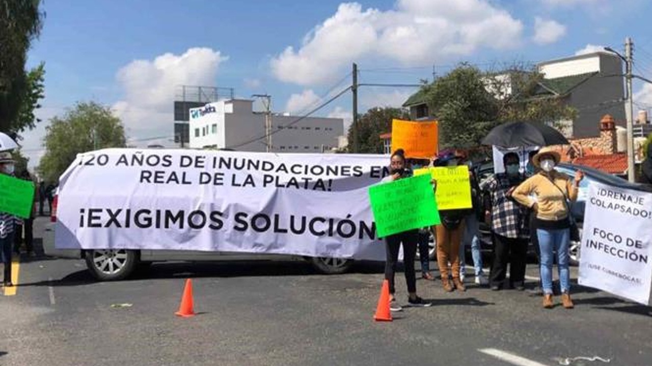 Bloquean bulevar Nuevo Hidalgo para exigir reparación de drenaje en Pachuca