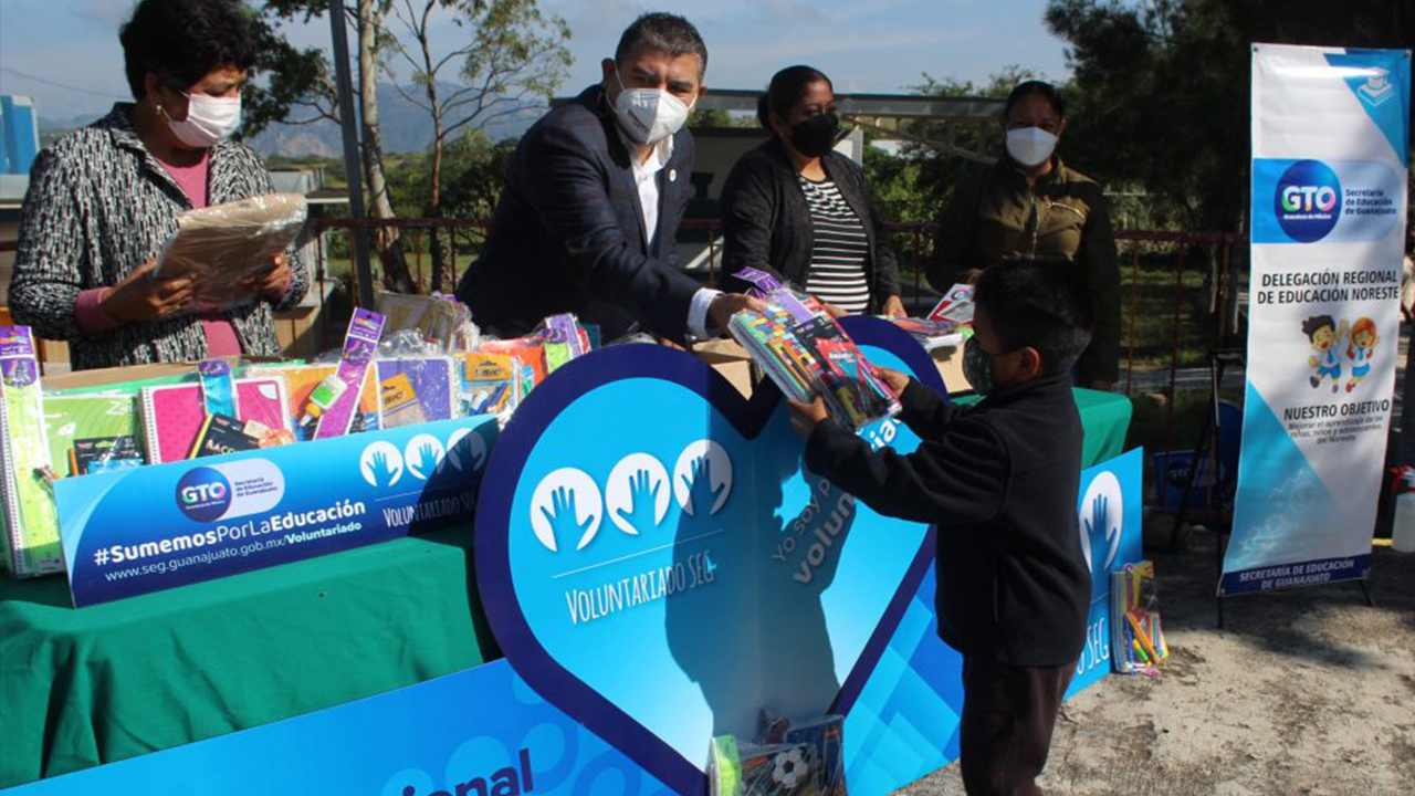 Estudiantes del Noreste de Guanajuato reciben útiles escolares