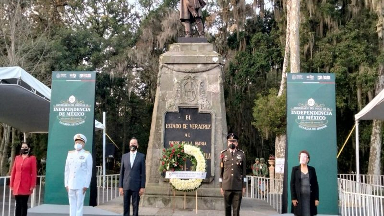 Cuitláhuac García rindió Guardia de Honor en monumento a Miguel Hidalgo y Costilla en Veracruz