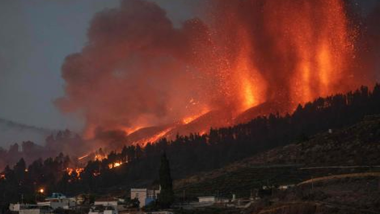 El volcán de La Palma erupciona y obliga a evacuar a más de 5.000 personas