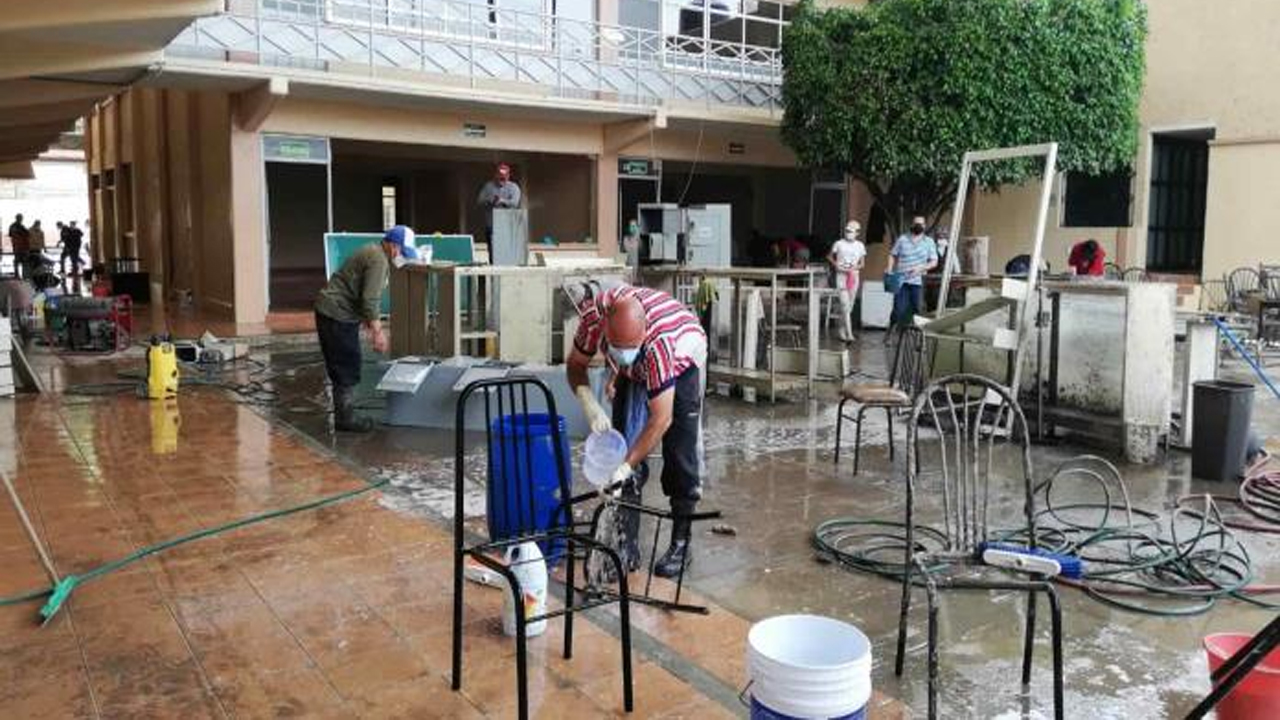 Sigue reconstrucción de Tula; alumnos y exalumnos limpian escuela