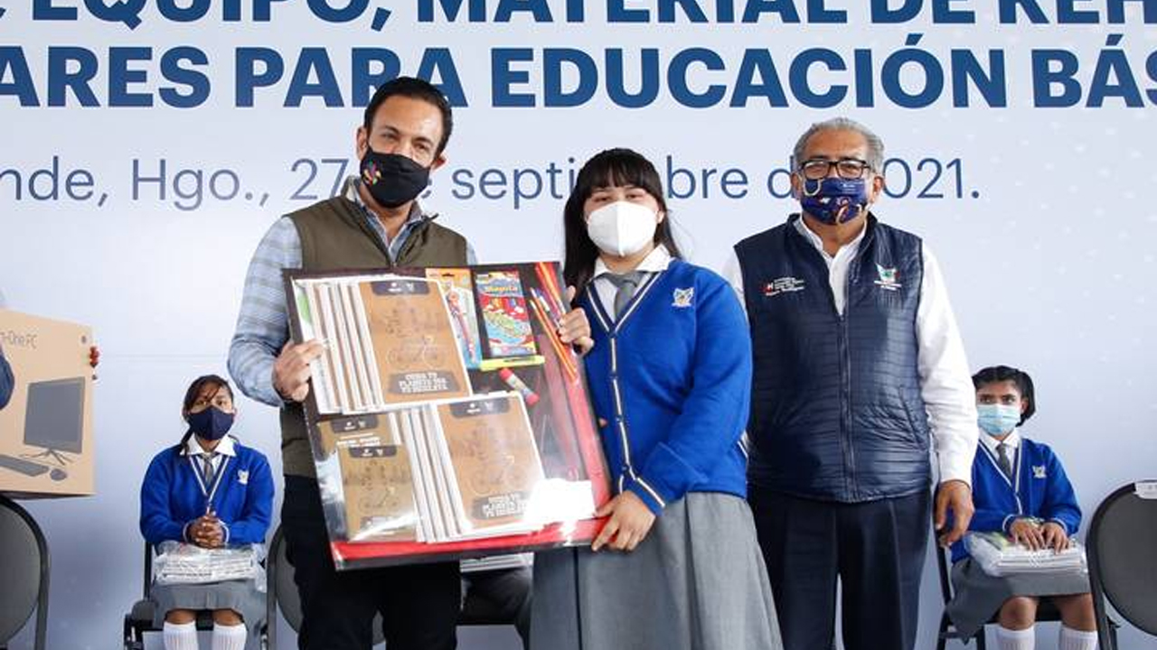 Omar Fayad entregó material educativo en Hidalgo