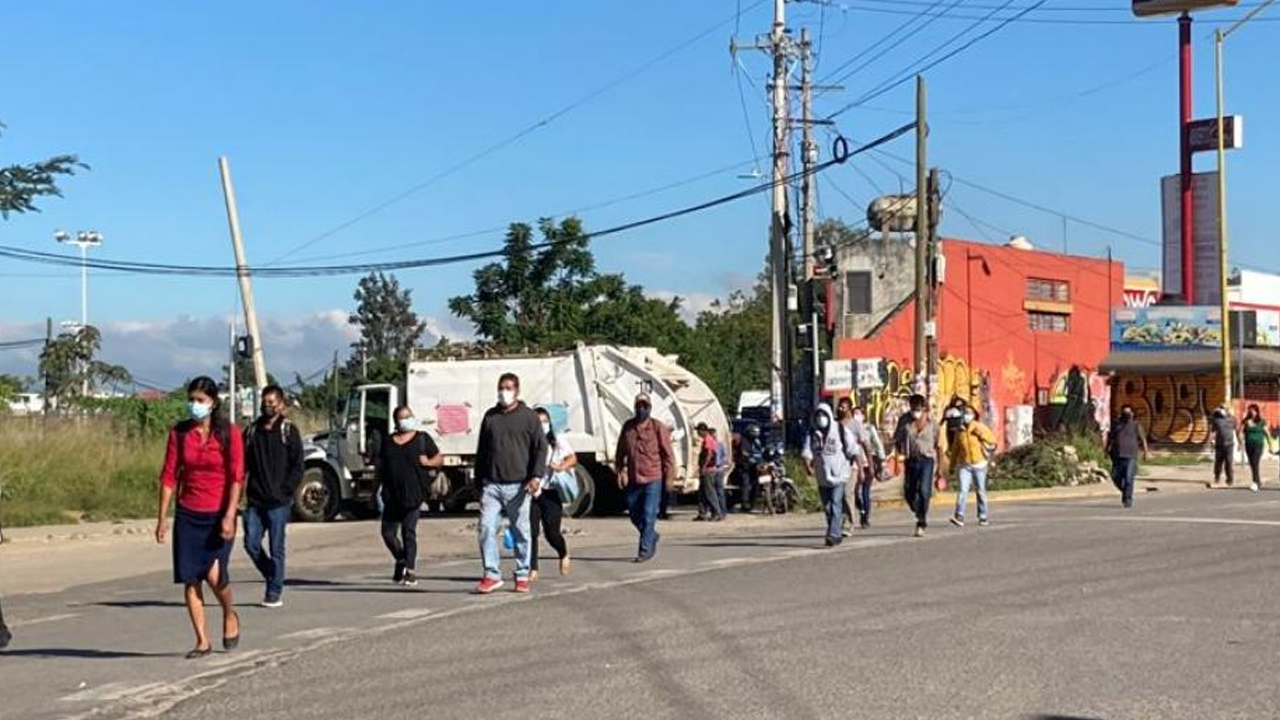 Baja 60% el servicio de empresas transportistas por bloqueos en Oaxaca