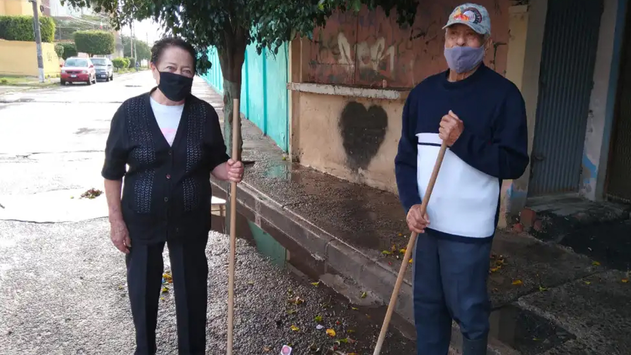 Desde hace 29 años Porfiria Ramírez y José Gutiérrez mantienen limpio el frente de escuelas en el Barrio del Zapote Guanajuato