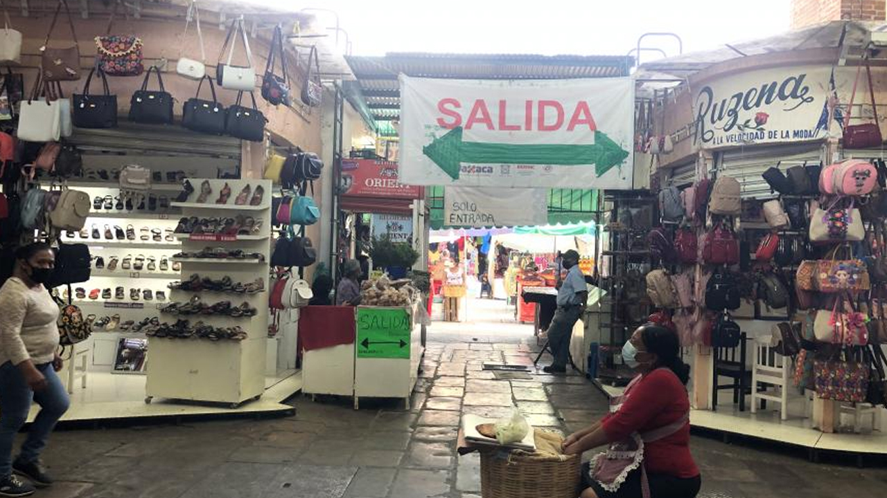 Mercado Benito Juárez en Oaxaca invadido por comerciantes ambulantes