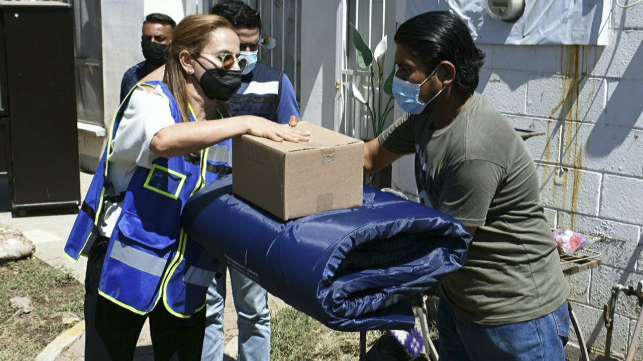 Directora del IVEQ participa en entrega de apoyos en fraccionamiento La Rueda Querétaro