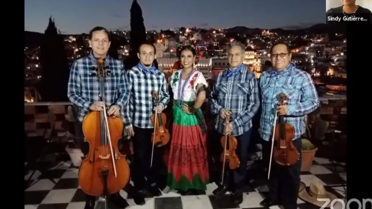 Interpreta guanajuatense el catálogo de oro de la música mexicana por el mundo