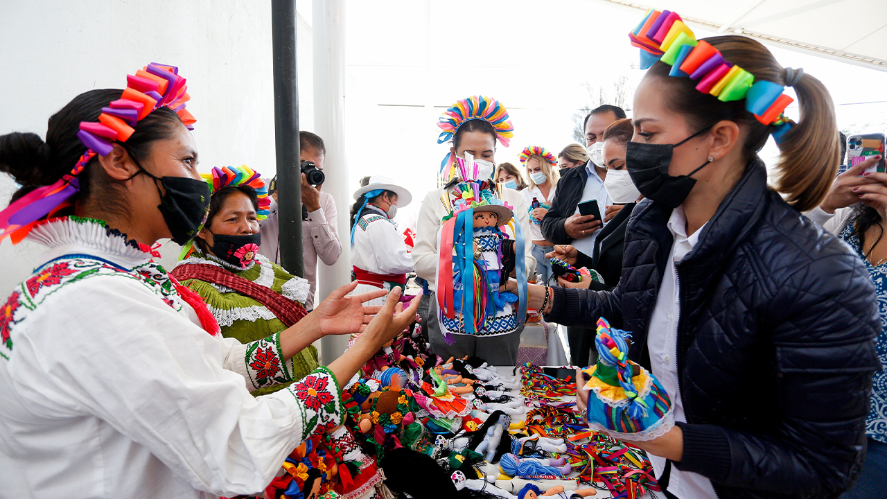 Car Herrera de Kuri reconoce tradiciones, gastronomía y artesanías de Amealco