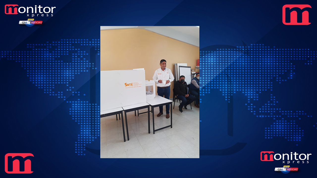 Arturo Morales emite su voto en la elección para renovar la sección 31 del SNTE, Tlaxcala