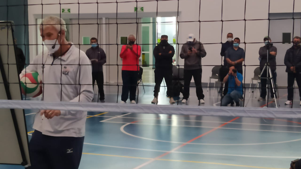 Entrenadores de vóleibol participan en clínica con profesionales a nivel internacional