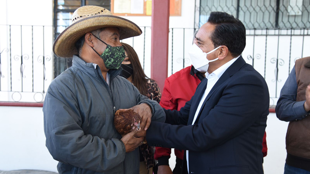 Ayuntamiento de Tlaxcala y SEFOA hacen entrega de paquetes de aves a habitantes de Tepehitec
