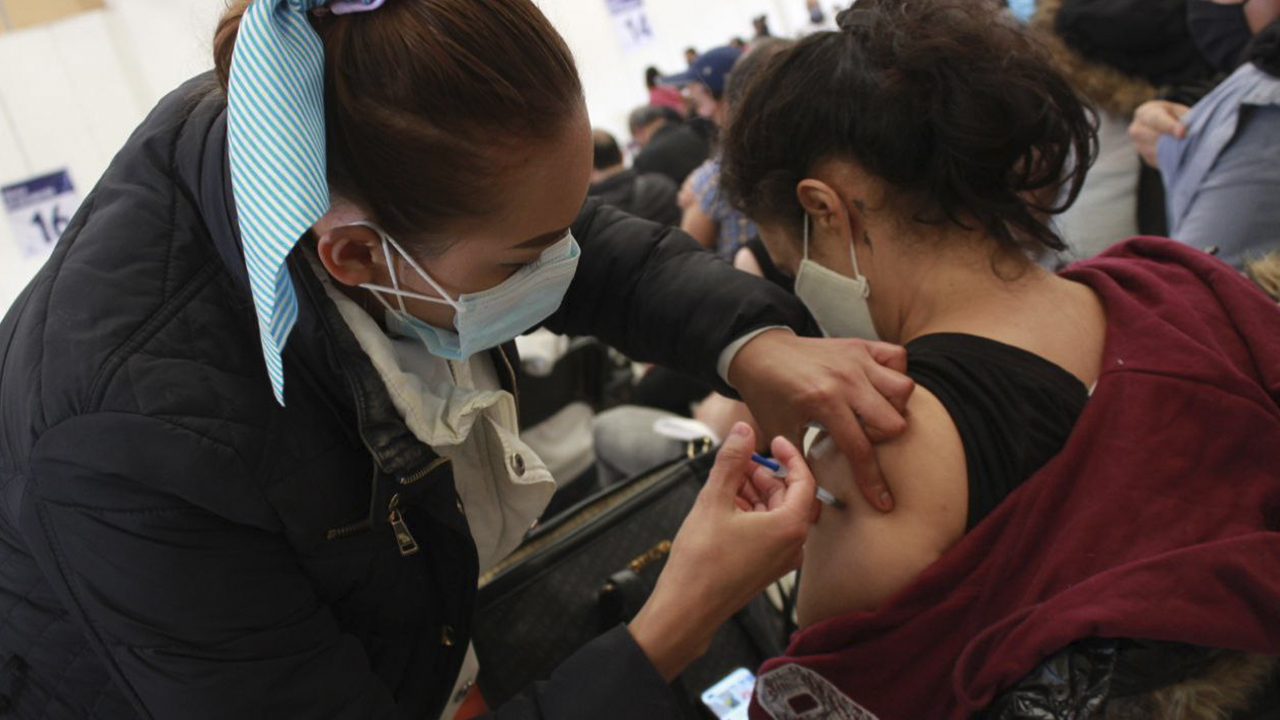 Más de nueve mil docentes vacunados en primer día de jornada