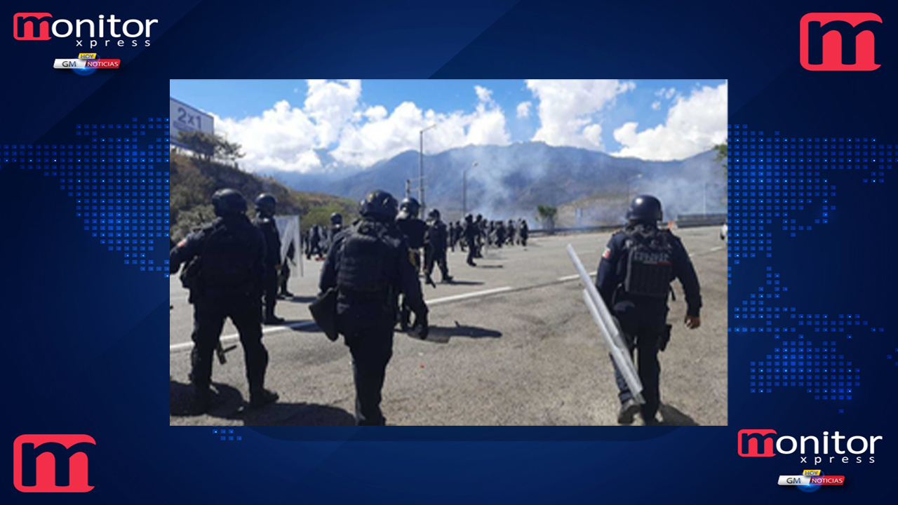 Enfrentamiento entre Normalistas y  Guardia Nacional en caseta de palo blanco