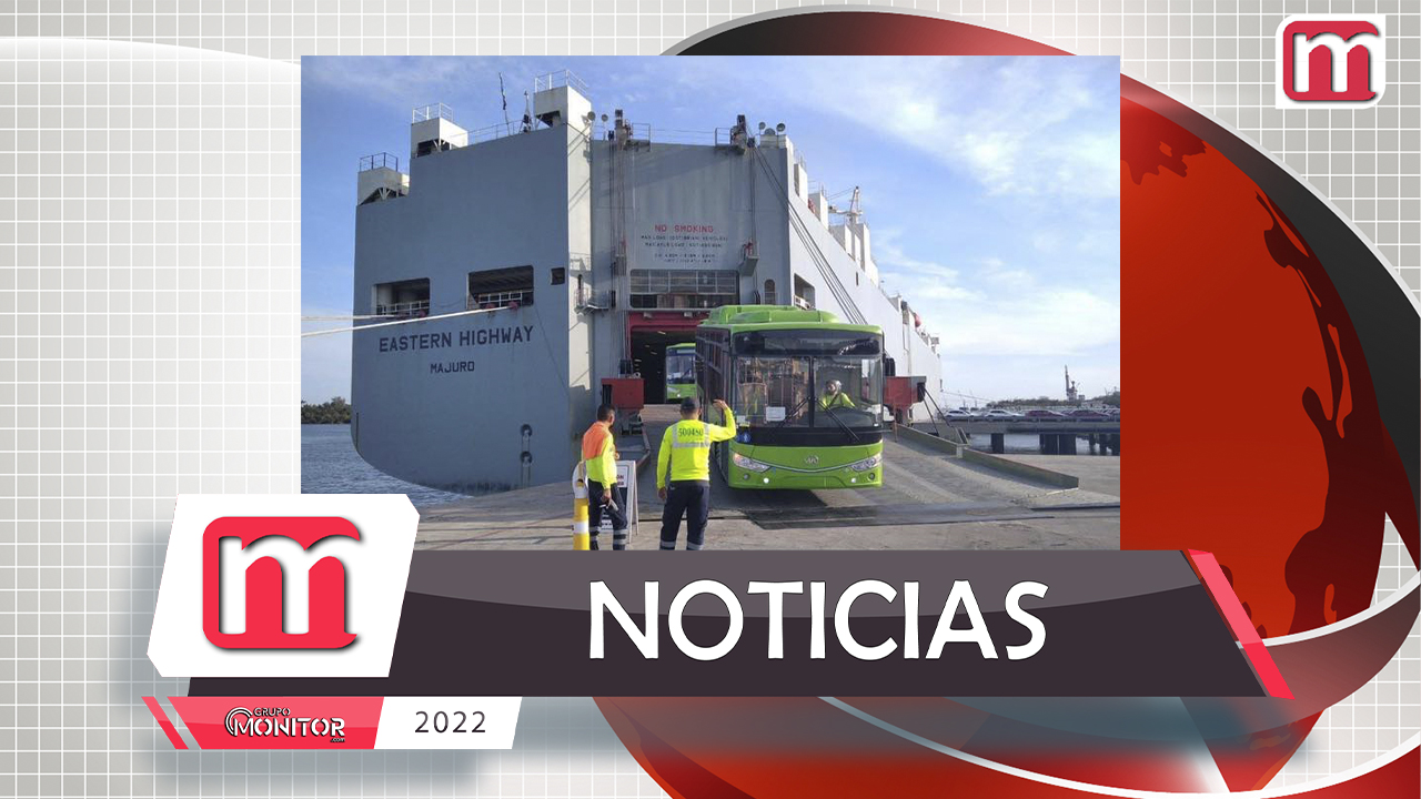 Samuel García muestra las nuevas unidades de transporte público en Nuevo León