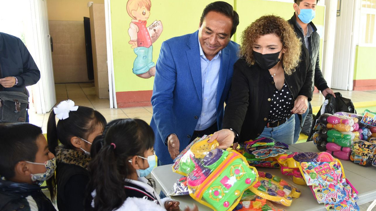 Entrega Jorge Corichi juguetes a niñas y niños de jardín de niños en Atlahapa