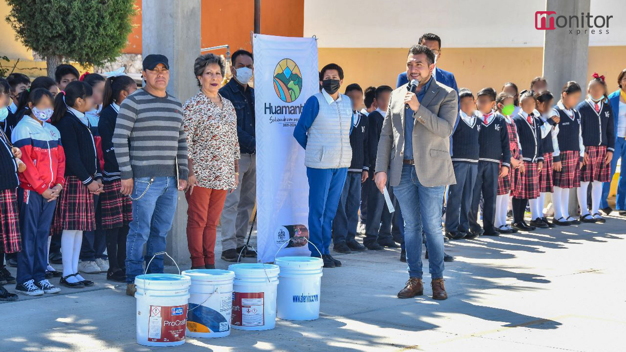 Entrega Salvador Santos material para estudiantes de Hermenegildo Galeana de Huamantla