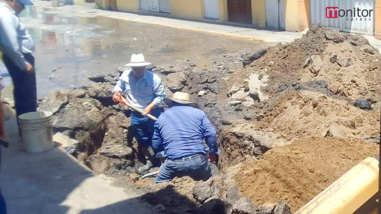Atiende CAPAMH fuga de agua en el centro de la ciudad de Huamantla