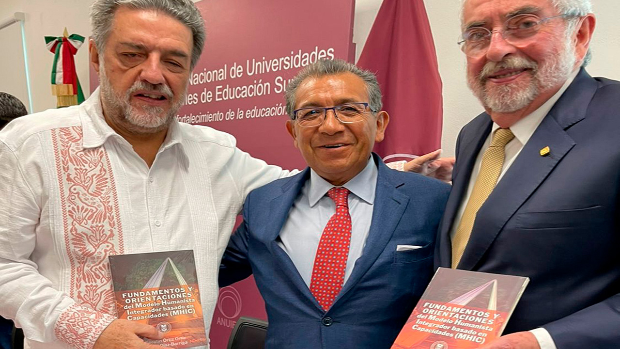 Entrega Rector de la UATx libro sobre el MHIC a autoridades educativas del país