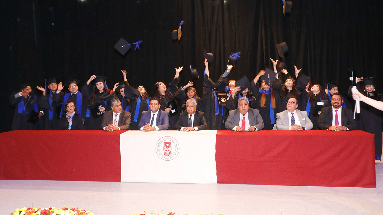 Efectuó UATx ceremonia de graduación de la Facultad de Ciencias de la Educación