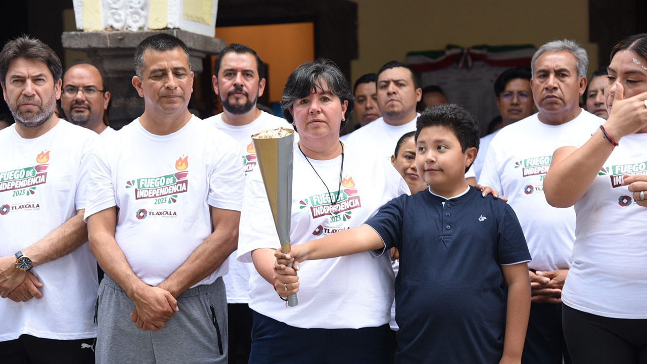 Entrega Maribel Pérez Arenas, fuego de Independencia a comunidades y delegaciones de Tlaxcala Capital