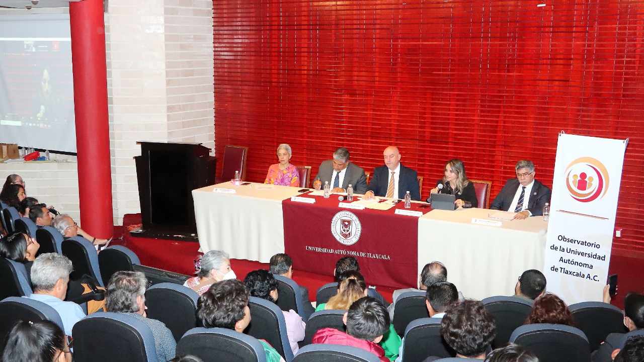 Dialogan en UATx titulares de investigación de cinco universidades del país.
