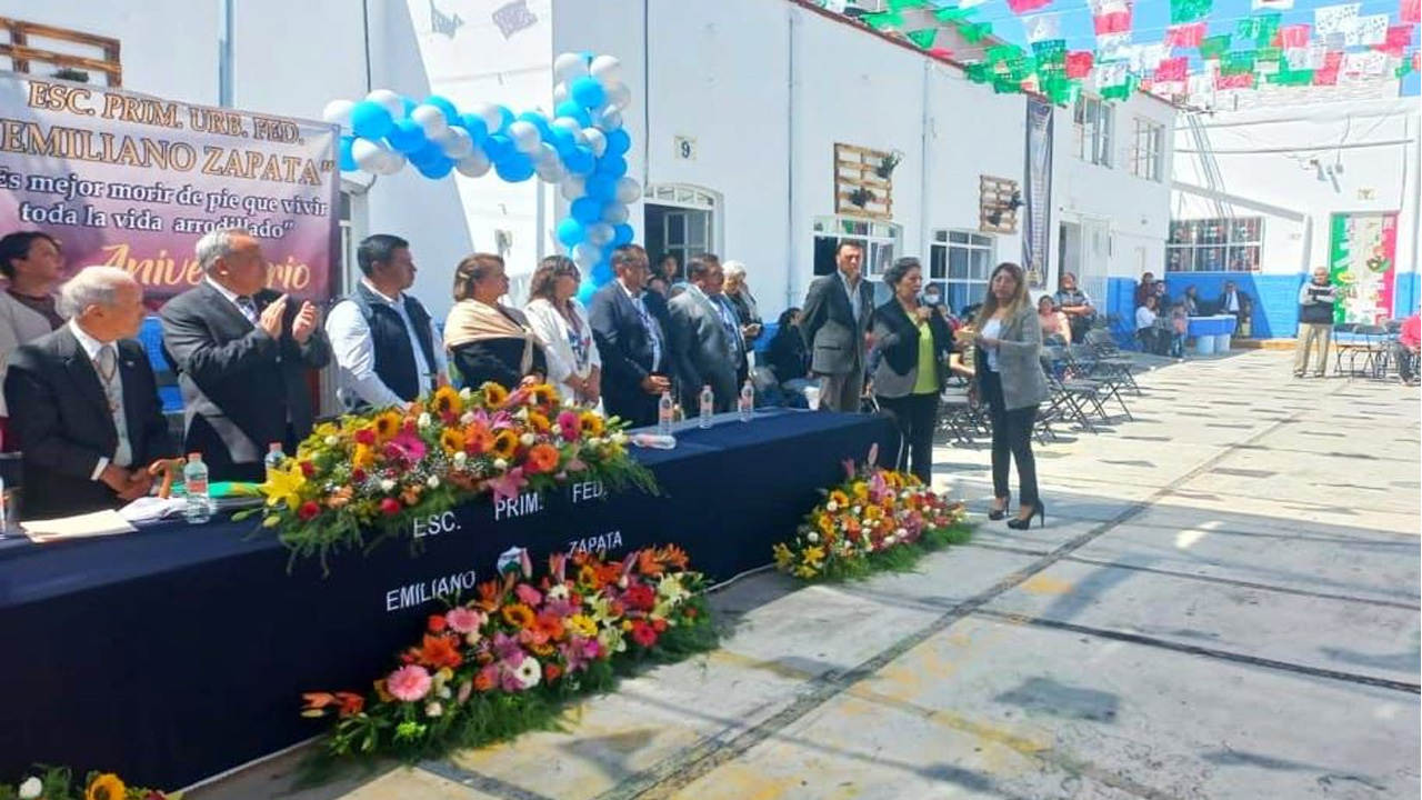 Dona Salvador Santos Cedillo placa conmemorativa y apoyo económico a primaria “Emiliano Zapata”