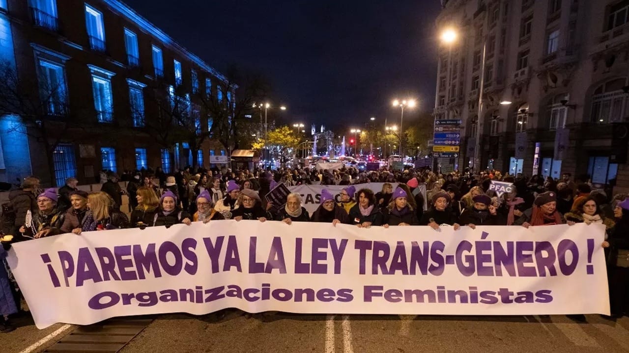 El feminismo internacional “se harta” y se une contra las leyes “trans”