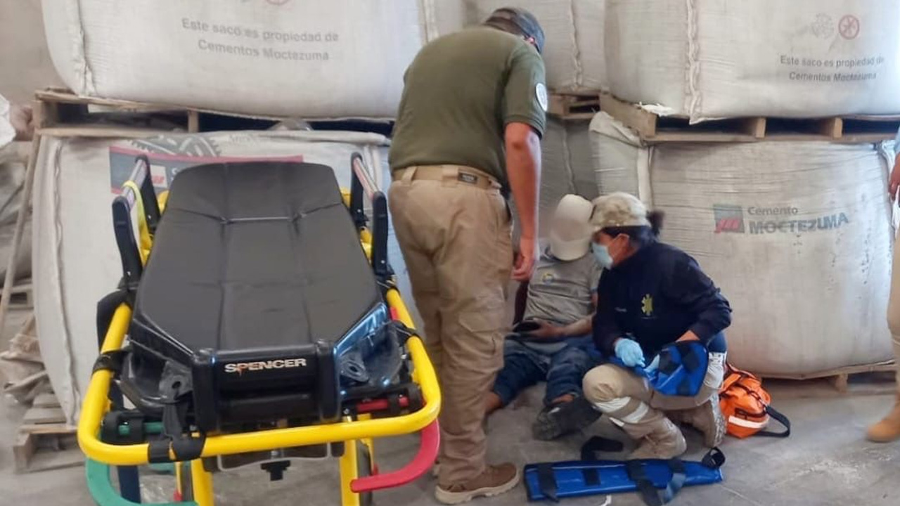 Protección civil de Huamantla brinda primeros auxilios a lesionados por montacargas