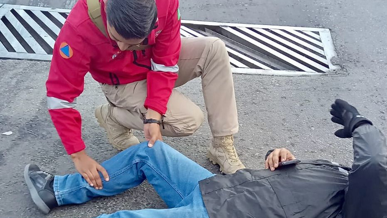 Auxilia protección civil de Huamantla a motociclista que sufrió derrape