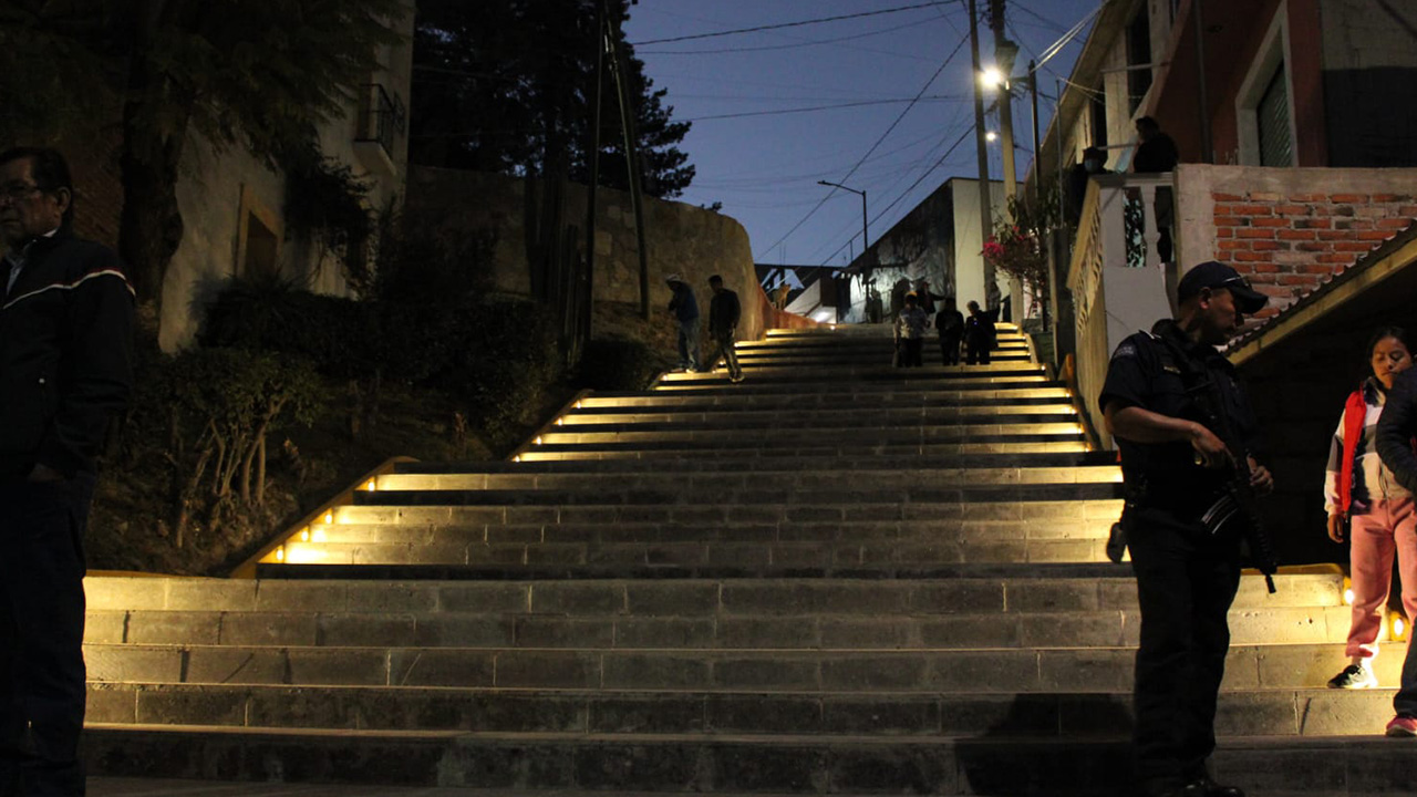 Entrega alcaldesa capitalina obra de rehabilitación de las escalinatas en Tizatlán
