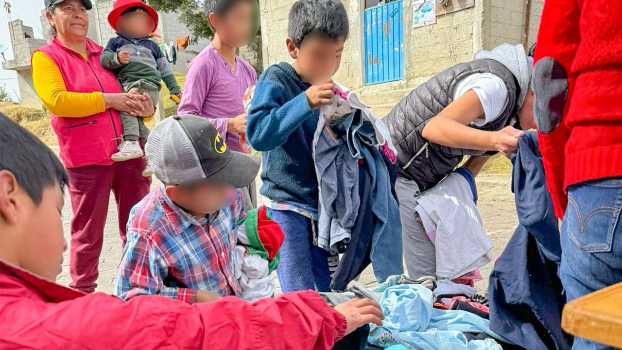 Entrega ayuntamiento de Huamantla juguetes y prendas abrigadoras en tres comunidades
