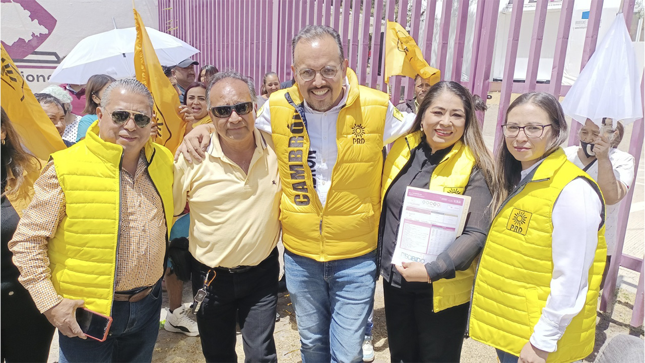 Juan Manuel Cambrón se unió a los aspirantes del PRD durante su registro ante el Instituto Tlaxcalteca de Elecciones para la diputación local.