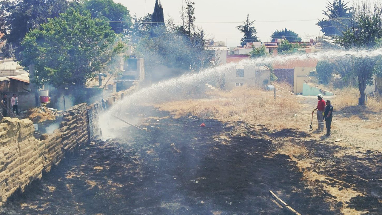 Sofoca protección civil y bomberos de Huamantla quema de basura en lote baldío