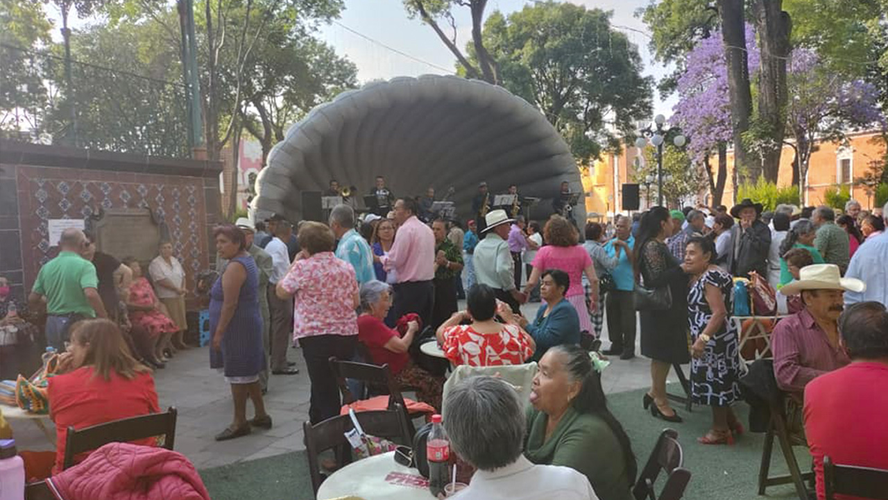 Maestros jubilados y turistas disfrutan del viernes de danzón en la capital