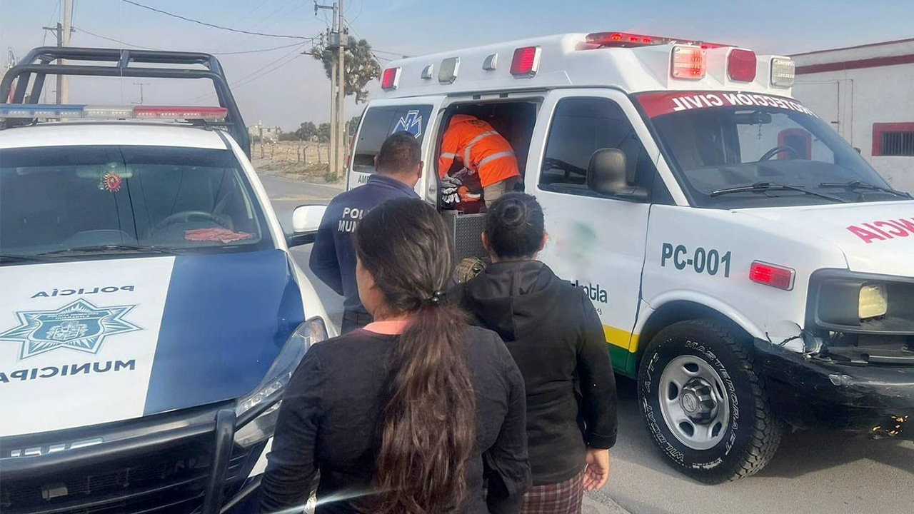 Traslada ambulancia de protección civil Huamantla a masculino que sufrió accidente con trilladora