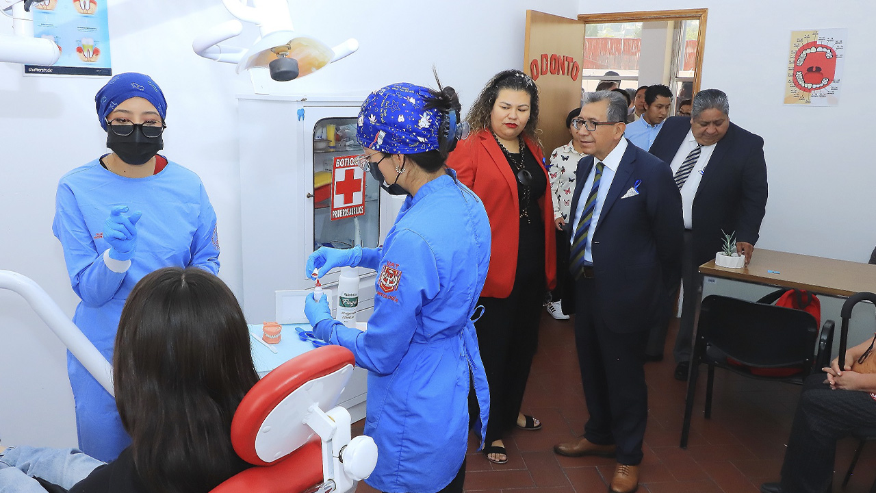 Visitó Rector de la UATx Clínica del Bienestar Universitario