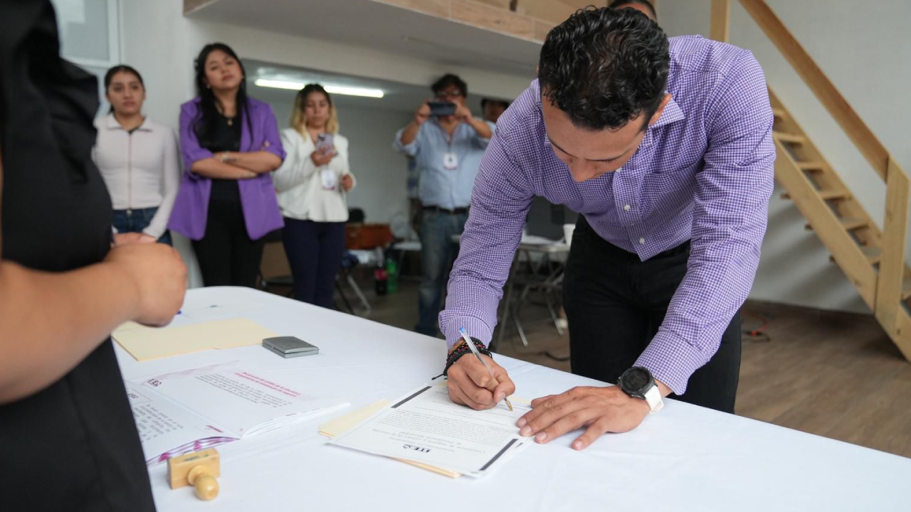 Ernesto Azain Ávalos Marbán recibe constancia de mayoría como alcalde electo de Apetatitlán