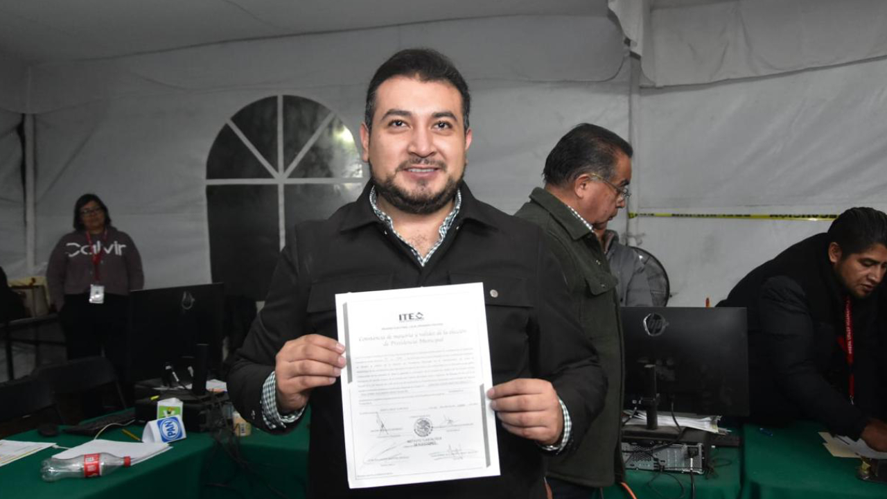 Recibe Salvador Santos Cedillo constancia de mayoría como presidente municipal de Huamantla