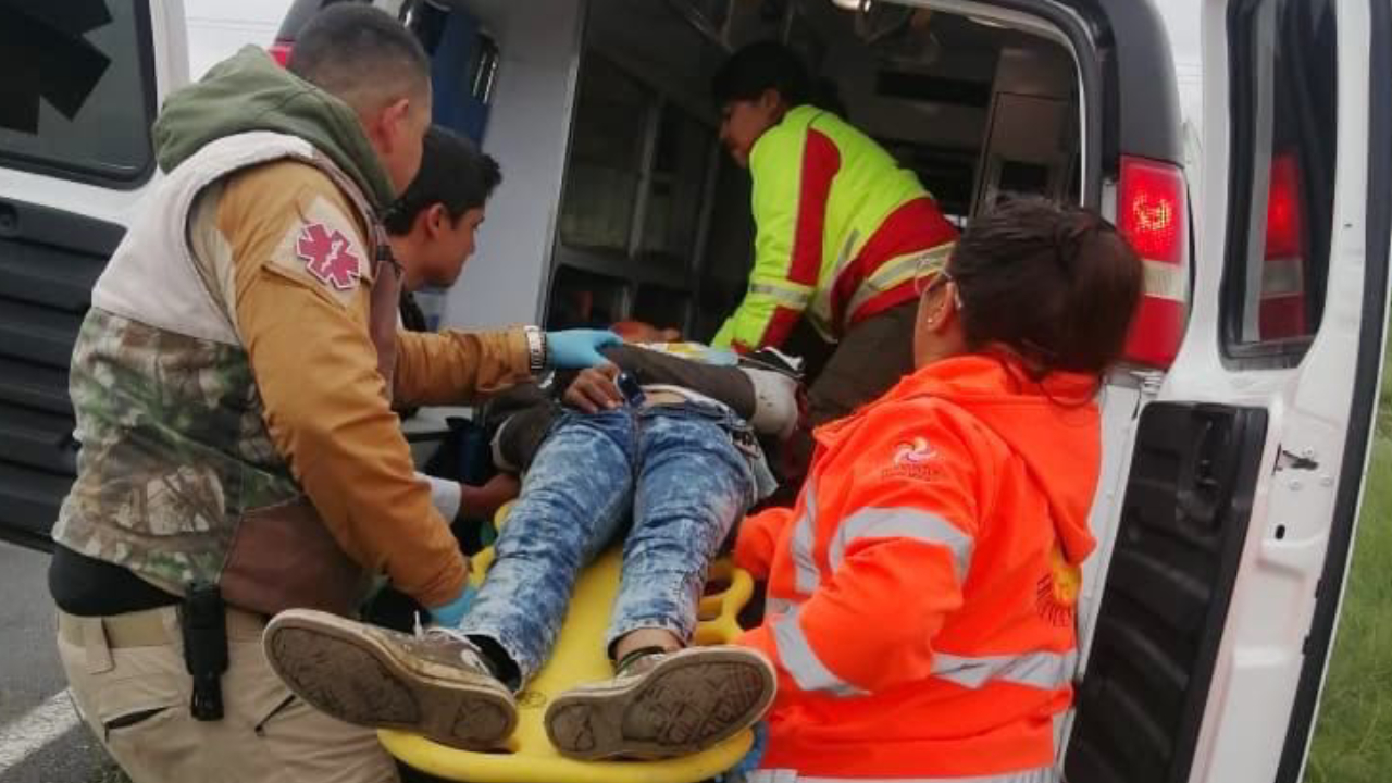 Elementos de protección civil de Huamantla auxilian a joven lesionado en camino a Juárez