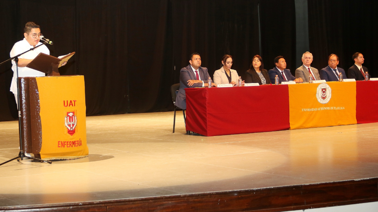 Graduó UATx a estudiantes de Enfermería y Obstetricia