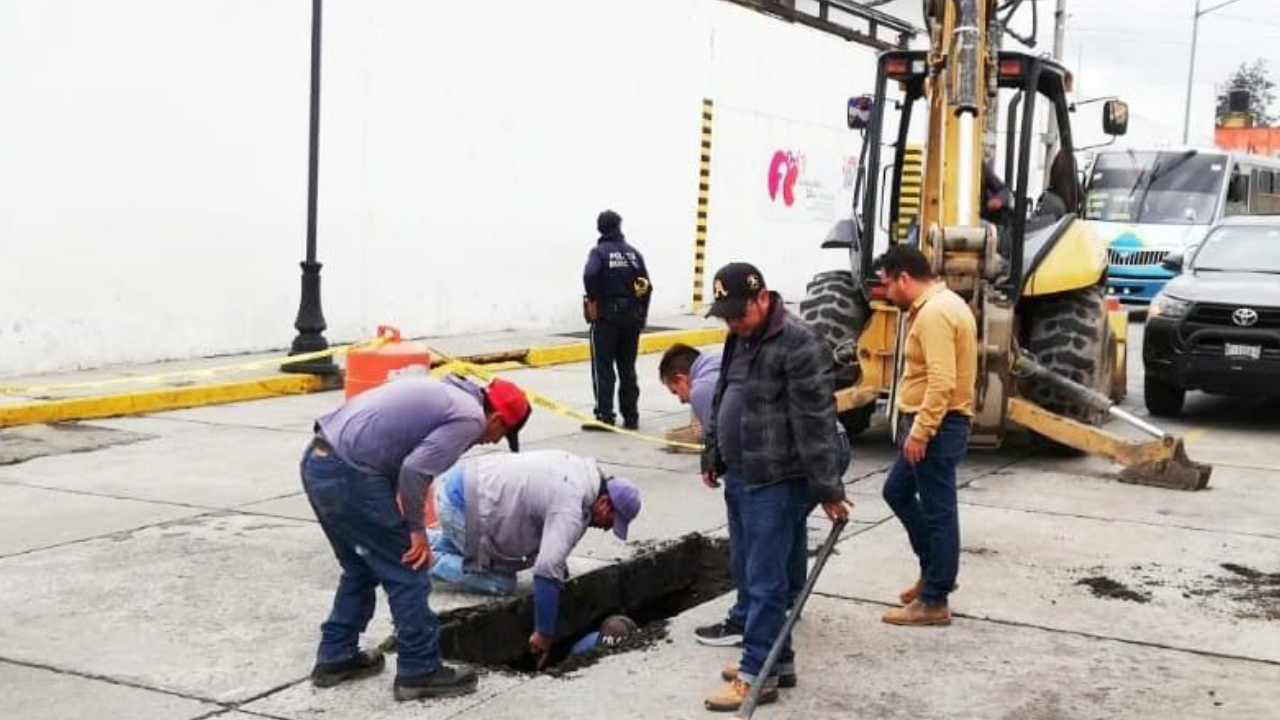 Atienden CAPAMH y obras públicas de Huamantla daño en tubería de la cabecera municipal